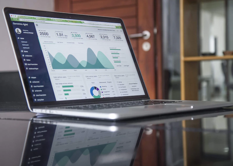 Graphiques d'analyse budgétaire sur un écran d'ordinateur portable