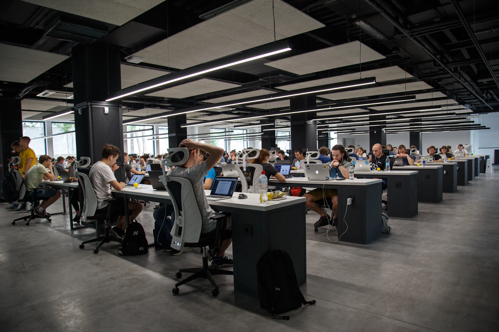 Stations de travail alignées dans un bureau d'études