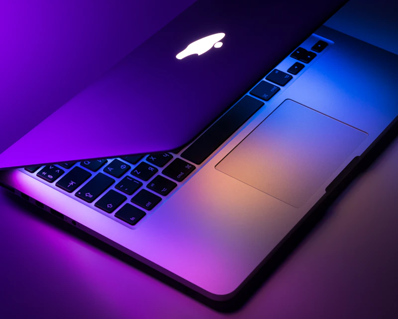 MacBook sur un bureau de travail
