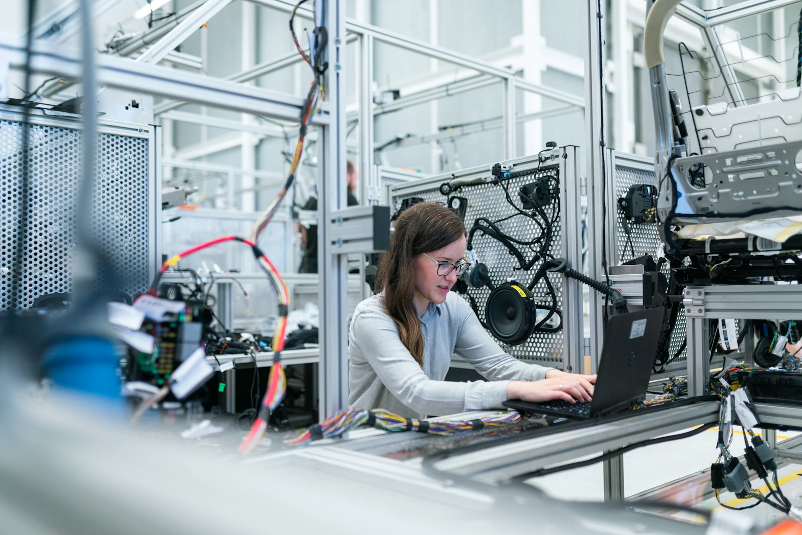 Ingénieur en bureau d'études travaillant sur une conception mécanique