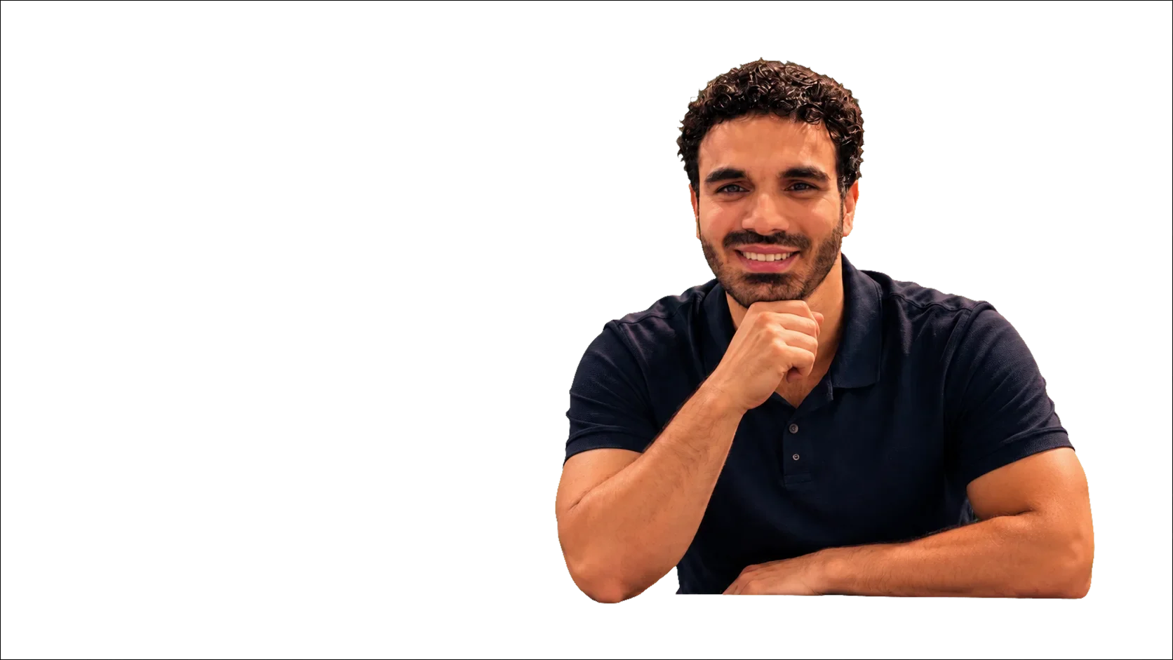 Mohamed Omar Baouch souriant à son bureau, la main sous le menton